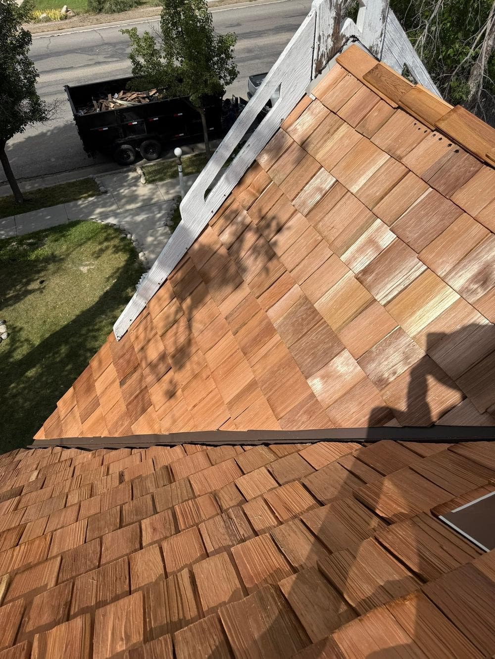 Close view of the finished tapersawn cedar shake courses